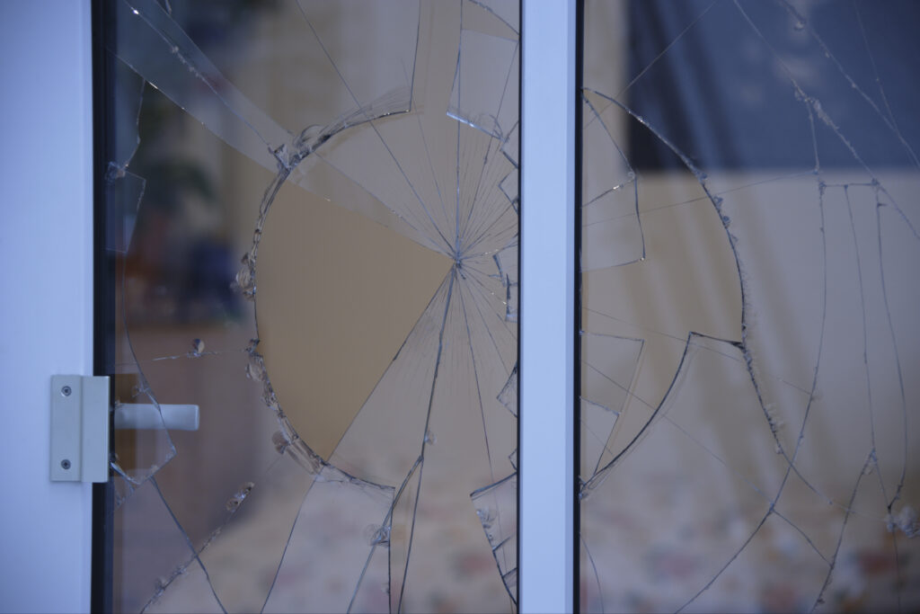 Vitre cassée : que faire en urgence et comment sécuriser rapidement votre logement ?